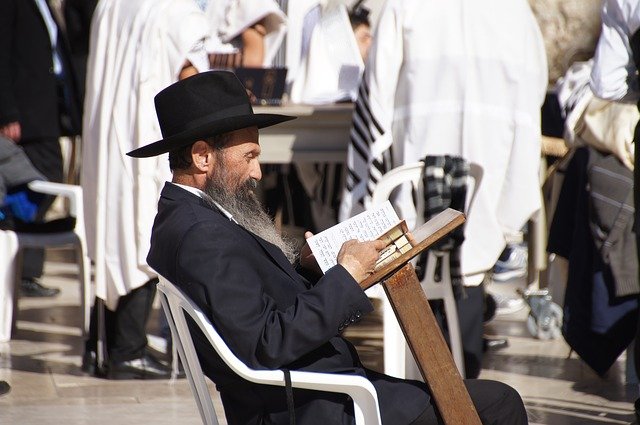 žid při čtení