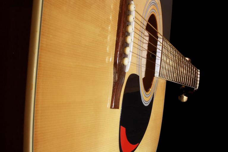 dřevěná kytara.jpg