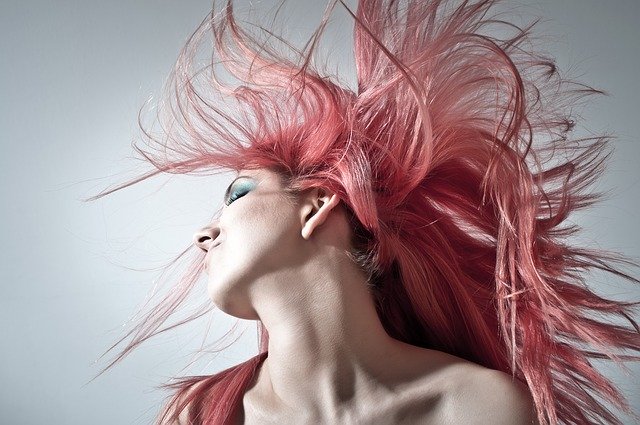mladá žena s růžovými vlasy